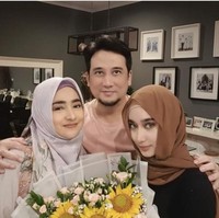 Cindy Fatika Sari yang juga menikah muda dengan Tengku Firmansyah disebut tak pernah menua, karena cantiknya awet. Potret keduanya pun bukan seperti ibu dan anak, melainkan kakak adik. Foto: Dok. Instagram