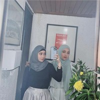 Chacha terlihat memesona dengan hijab pashmina. Baik Cindy Fatika Sari dan Chacha mengenakan hijab simple dan makeup semi bold yang menawan. Foto: Dok. Instagram