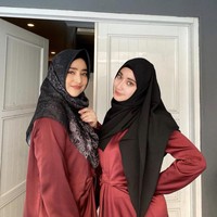 FIbu dan anak ini kerap tampil kompak dengan busana dan hijab senada. Foto: Dok. Instagram