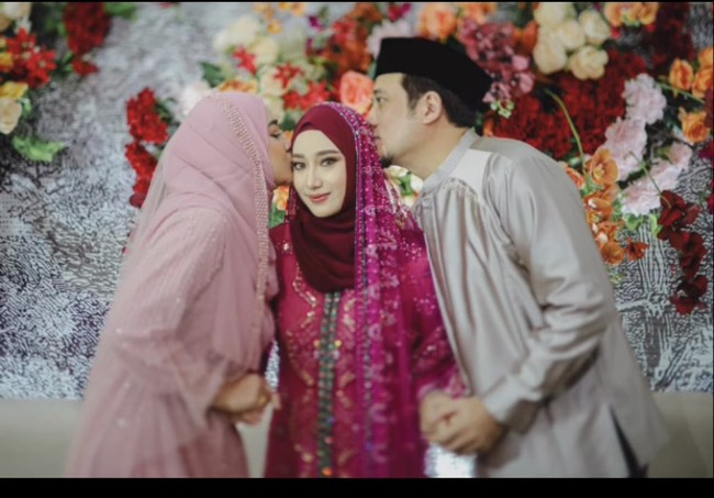 Diketahui bahwa Tengku Syaira Anataya adalah anak sulung dari pasangan selebriti Cindy Fatika Sari dan Teuku Firmansyah. Putrinya itu dinikahi pria bernama Jodi Andejo di usia 23 tahun. Foto: Dok. Instagram