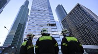 Pemandangan gedung pencakar langit yang rusak di kawasan bisnis Moscow City setelah serangan drone yang dilaporkan terjadi di Moskow, Rusia, Minggu dini hari, 30 Juli 2023. Serangan tersebut sempat membuat bandara internasional tutup sementara.