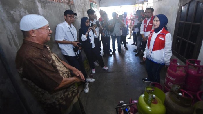 Dirut Pertamina Nicke Widyawati mengecek langsung distribusi gas LPG 3 kg di Palembang.