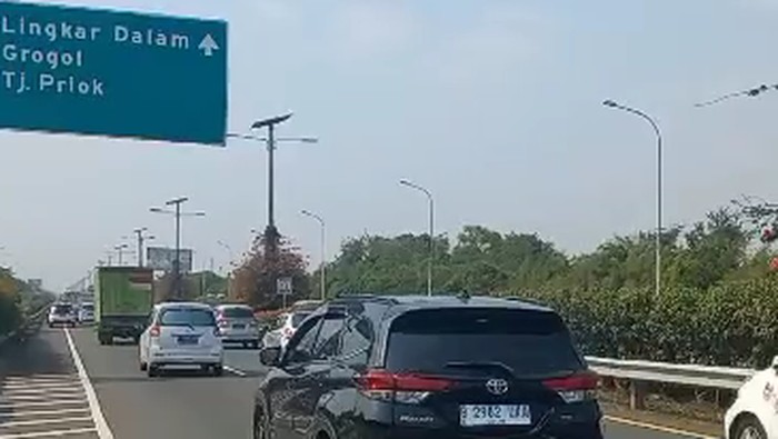 Evakuasi truk terguling di Km 27 Tol Bandara Soekarno-Hatta telah selesai dievakuasi, lalin kembali normal.
