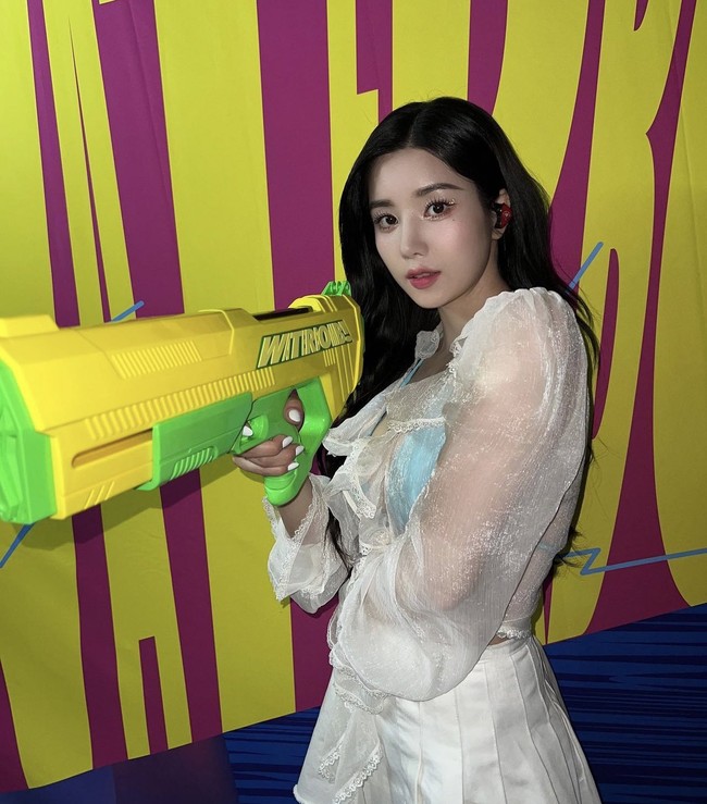 Saat ini, Kwon Eunbi mengaku sedang memperbaiki asupan nutrisinya. Ia akan segera terbang ke Indonesia untuk tampil di Waterbomb Bali 2025 bulan depan. Foto: dok. Instagram @silver_rain.__