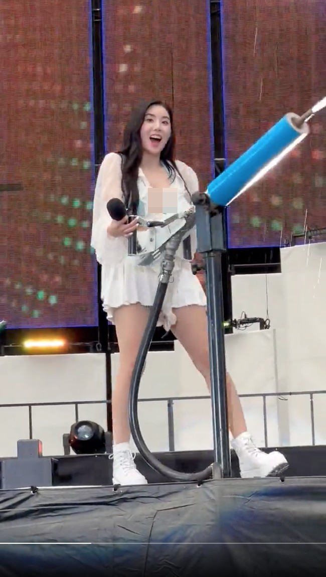 Festival musik itu identik dengan penampilan seksi artisnya yang tampil basah-basahan di atas panggung. Kwon Eunbi jadi salah satu penampil yang viral. Foto: dok. Instagram @silver_rain.__