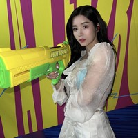 Saat ini, Kwon Eunbi mengaku sedang memperbaiki asupan nutrisinya. Ia akan segera terbang ke Indonesia untuk tampil di Waterbomb Bali 2025 bulan depan. Foto: dok. Instagram @silver_rain.__