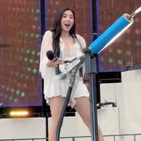 Festival musik itu identik dengan penampilan seksi artisnya yang tampil basah-basahan di atas panggung. Kwon Eunbi jadi salah satu penampil yang viral. Foto: dok. Instagram @silver_rain.__