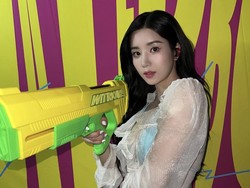 7 Pesona Kwon Eunbi eks IZ*ONE Pakai Bikini Biru, Manggung Basah-basahan