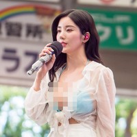 Terbaru Kwon Eunbi menutup gelaran Waterbomb Jepang pada Minggu (30/7/2023) dalam balutan bikini biru. Dia memakai atasan tembus pandang sebagai outer yang dipadukan dengan rok putih. Foto: dok. Instagram @silver_rain.__