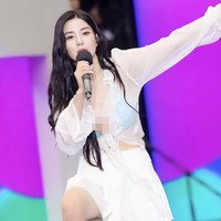 Gaya seksinya dengan bikini merah Dolce & Gabbana di Waterbomb Jepang juga tak kalah heboh pada Sabtu (22/7/2023). Foto: dok. Instagram @silver_rain.__