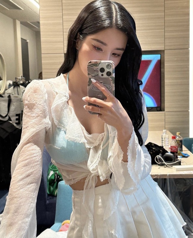 Sejumlah netizen Korea menilai bahwa ini adalah penampilan terbaik Kwon Eunbi di Waterbomb. Bentuk tubuh pelantun FLASH itu kini juga menjadi idaman para wanita. Foto: dok. Instagram @silver_rain.__