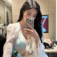 Sejumlah netizen Korea menilai bahwa ini adalah penampilan terbaik Kwon Eunbi di Waterbomb. Bentuk tubuh pelantun FLASH itu kini juga menjadi idaman para wanita. Foto: dok. Instagram @silver_rain.__