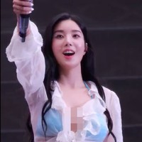 Mantan personel IZ*ONE itu pertama kali viral pada Jumat (23/6/2023) saat memakai bikini Burberry di Waterbomb 2023 Seoul. Foto: dok. Instagram @silver_rain.__