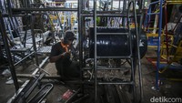Ayunan berbahan dasar besi hingga stainless steel, para pekerja membagi pekerjaan dalam beberapa bagian. Mulai dari pembuatan kerangka, pemotongan bahan, pemasangan material hingga pengecatan dan packing.