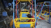 Karena ayunan tersebut untuk anak-anak maka warna yang digunakan pun warna-warni yang dominan terang.