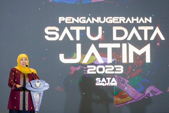 Gubernur Jawa Timur Khofifah Indar Parawansa menegaskan pentingnya integrasi data sebagai kunci sukses pembangunan daerah, terutama dalam merumuskan kebijakan lebih efisien dan transparan baik hal perencanaan, pelaksanaan, evaluasi hingga pengendalian pembangunan.