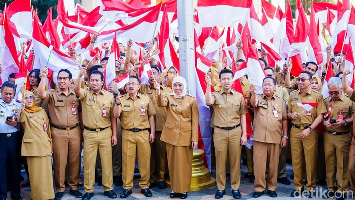 Gubernur Khofifah Indar Parawansa mengajak masyarakat mengibarkan bendera merah putih