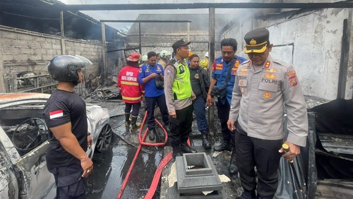 Kondisi rumah tinggal dan gudang sanggah di Darmasaba, Badung, Bali, setelah terbakar habis, Senin (31/7/2023).