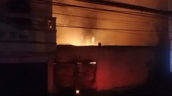 Kebakaran terjadi di gudang sembako di Kelurahan Cijoro Pasir, Kecamatan Rangkasbitung, Lebak, Banten, Senin (31/7/2023). Karyawan toko sembako sempat mendengar suara ledakan dari dalam gudang sebelum terjadi kebakaran.