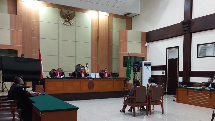 Haris Azhar dan Fatia di kursi terdakwa