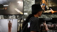 Cerita tentang pertenakan babi, rumah potong hingga konsumsinya lengkap disajikan dalam karya fotografi yang apik.  