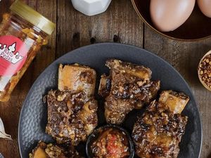 Mantap! Di 5 Tempat Ini Bisa Makan Iga Bakar pakai Sambal Pedas