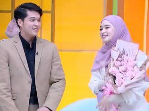 Inara Rusli Malu-malu Didatangi Koko Joseph Irianto dan Dikasih Bunga