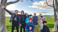 Berfoto dengan background bukit Canola.