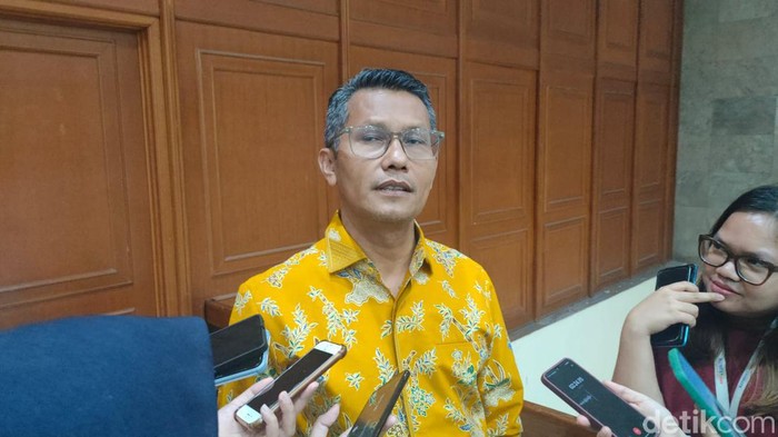 Sebanyak 191 ribu HP yang beredar di Indonesia punya IMEI ilegal, dan akan dinonaktifkan dalam waktu dekat. Kasus ini pun menyeret enam tersangka, yang mana salah satunya merupakan ASN di Kementerian Perindustrian (Kemenperin). Diduga ASN ini menyusupkannya ketika Kemenperin mengusulkan IMEI ke CIER.