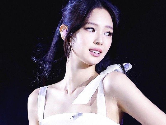 Jennie BLACKPINK terlihat punya pipi tirus di Vietnam