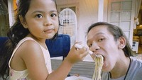 Momen hangat yang terjadi di sana juga diabadikan Jordi Onsu. Ia yang disuapi salah satu keponakannya terlihat gemas menyantap pasta. Foto: Instagram/jordionsu