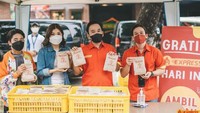Bersama kakaknya, Jordi Onsu mengelola bisnis ayam geprek. Ia tak sungkan untuk turun ke jalan demi mempromosikan bisnis kulinernya. Foto: Instagram/jordionsu