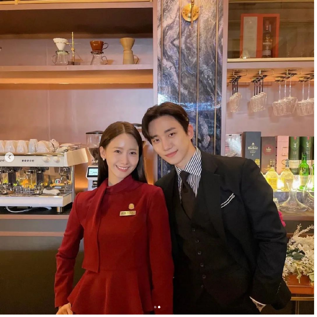 Yoona dan Junho 2PM digosipkan berpacaran setelah membintangi drama Korea King the Land. Keduanya dianggap natural menunjukkan kemesraan di depan kamera. Terlebih sudah lama saling mengenal sejak aktif sebagai idol KPop. Mereka dinobatkan sebagai pasangan dengan chemistry terbaik oleh pakar industri hiburan dalam daftar yang dirilis JoyNews24. Foto: Dok. JTBC