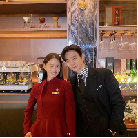 Yoona dan Junho 2PM digosipkan berpacaran setelah membintangi drama Korea King the Land. Keduanya dianggap natural menunjukkan kemesraan di depan kamera. Terlebih sudah lama saling mengenal sejak aktif sebagai idol KPop. Mereka dinobatkan sebagai pasangan dengan chemistry terbaik oleh pakar industri hiburan dalam daftar yang dirilis JoyNews24. Foto: Dok. JTBC