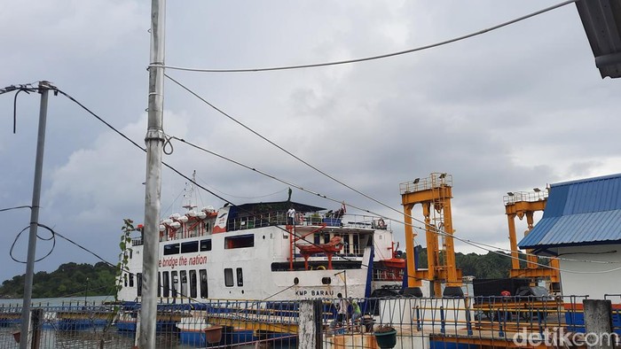 Kapal Ro-Ro KMP Berau tengah bersandar di pelabuhan ASDP Telaga Punggur, Batam, Kepri.