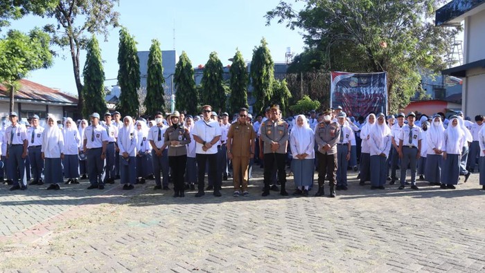 Kapolrestabes Makassar Kombes Mokhamad Ngajib bersama siswa SMA 1 Makassar, Sulawesi Selatan (Sulsel).