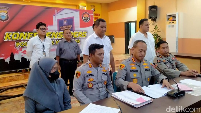 Kapolrestabes Makassar Kombes Mokhamad Ngajib saat rilis kasus dokter aniaya balita.