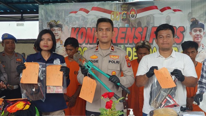Kapolsek Kuta AKP Yogie Pramagita saat konferensi pers di Polsek Kuta, Badung, Bali, terkait penangkapan empat pencuri toko oleh-oleh, Senin (31/7/2023).