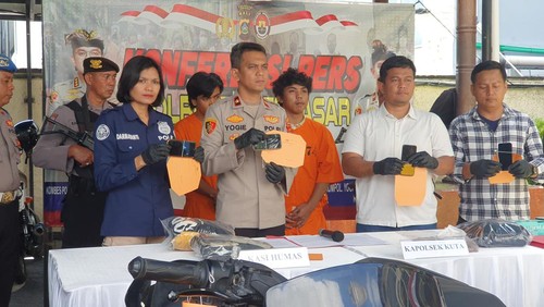 Kapolsek Kuta AKP Yogie Pramagita saat konferensi pers (konpers) di Polsek Kuta, Senin (31/7/2023).