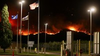 Menurut Reuters, mengutip British Columbia Wildfire Service, kebakaran hutan yang disebut Eagle Bluff itu terjadi sekitar 4 kilometer (km) dari Osoyoos. Dalam update terakhir, kebakaran sudah seluas 885 hektar di sisi perbatasan Kanada.  
