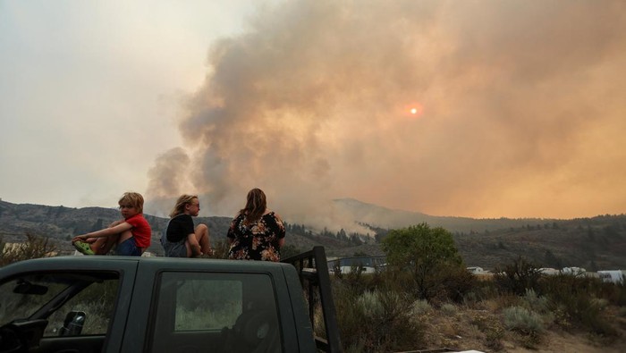 Kebakaran Hutan Membara di Perbatasan AS-Kanada A long exposure image shows the Eagle Bluffs Wildfire, which crossed the border from the U.S. state of Washington, and prompted evacuation orders in Osoyoos, British Columbia, Canada July 30, 2023. REUTERS/Jesse Winter