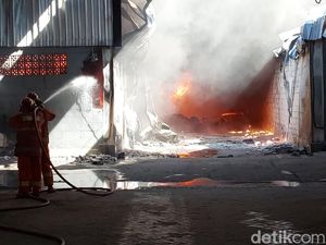 Petugas Damkar Kesulitan Padamkan Kebakaran Pabrik Plastik Kepatihan Gresik