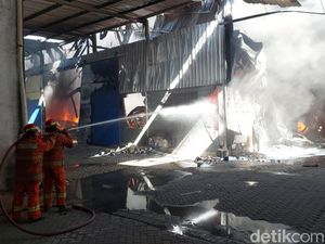 Kebakaran Pabrik Plastik Gresik, Damkar Semprot HRD karena Tak Punya Hidran