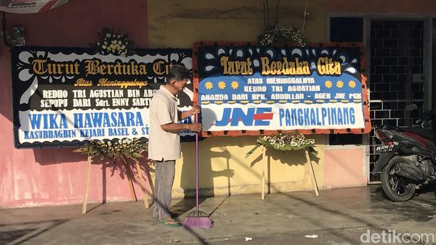 Ayah Redho Tri Agustian, mahasiswa UMY yang jadi korban mutilasi di Sleman, saat membersihkan rumahnya sembari menanti kepulangan jenazah Redho.