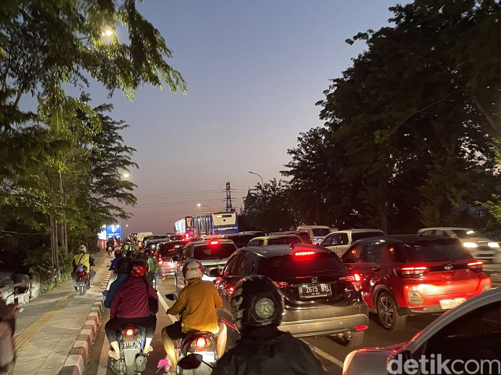 Kemacetan di Jl Raya Tomang, 31 Juli 2023, bakda magrib. (Silvia Ng/detikcom)
