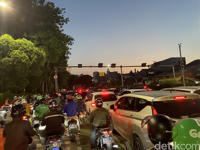 Kemacetan di Jl Raya Tomang, 31 Juli 2023, bakda magrib. (Silvia Ng/detikcom)