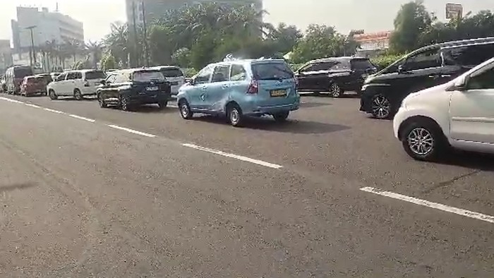 Kemacetan terjadi di kawasan Bandara Soekarno-Hatta imbas adanya truk terguling di Tol Bandara Soekarno-Hatta mengarah ke Jakarta, Senin (31/7/2023) pagi.
