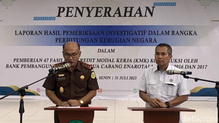Kepala Kejaksaan Tinggi Papua Witono  (kanan) saat rilis kasus korupsi Bank Papua.