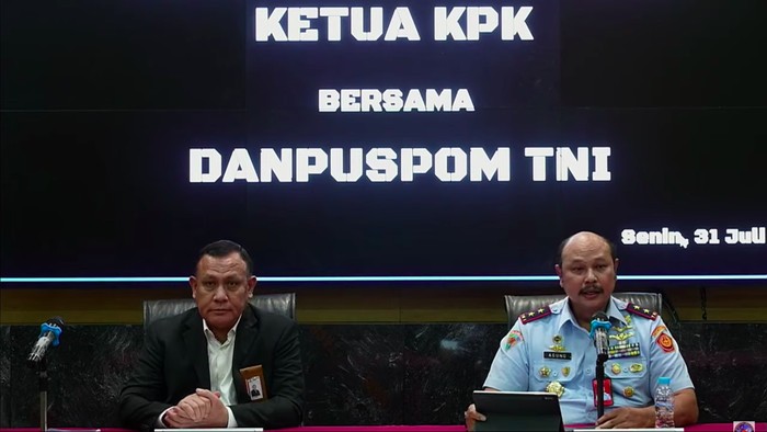 Ketua KPK Firli Bahuri bersama Danpuspom TNI Marsda Agung Handoko konpers terkait OTT Basarnas (YouTube Puspen TNI)