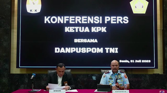Ketua KPK Firli Bahuri bersama Danpuspom TNI Marsda Agung Handoko konpers terkait OTT Basarnas (YouTube Puspen TNI)